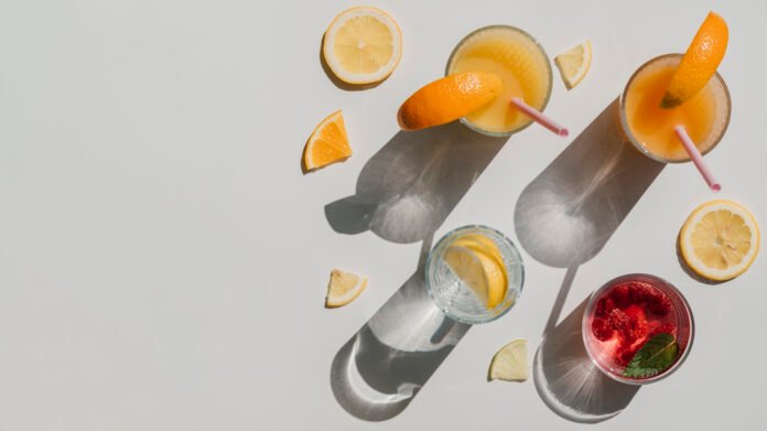 Coquetéis clássicos refrescantes decorados com rodelas de limão e laranja