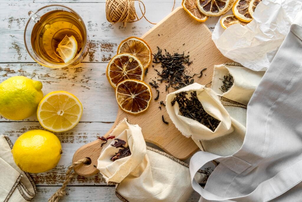 Chá com limão e infusões de ervas e frutas secas em mesa rústica