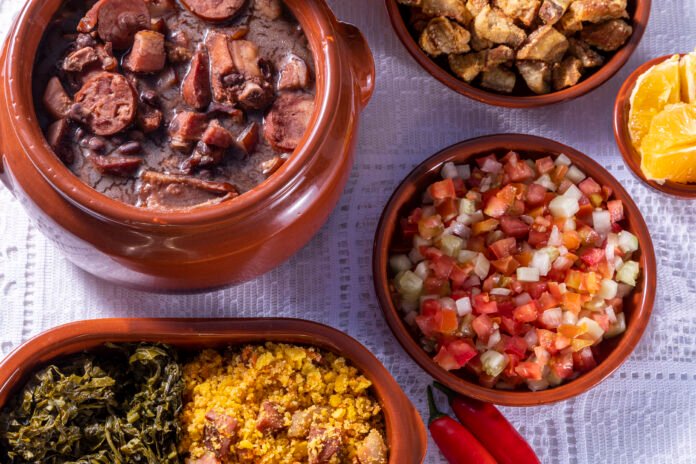 Feijoada brasileira com acompanhamentos tradicionais