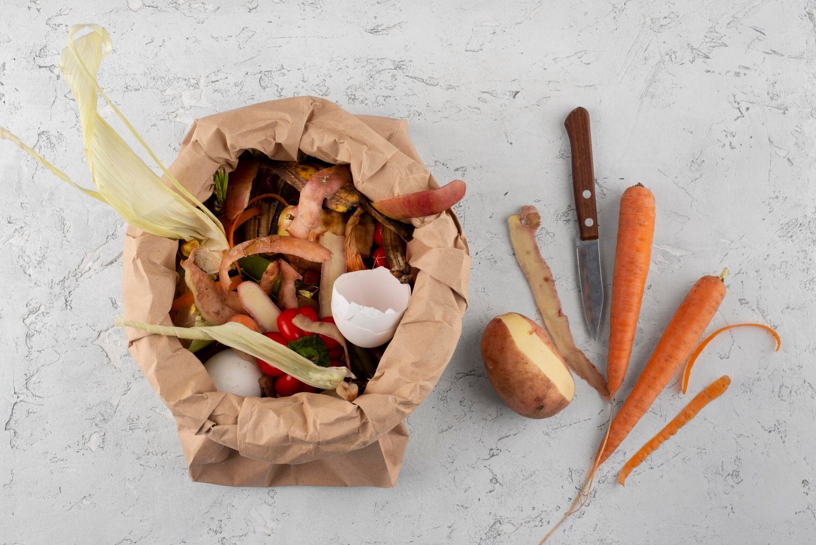 Restos de alimentos e cascas sendo preparados para compostagem caseira.