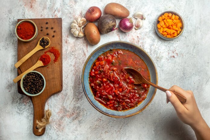 Ingredientes e redução de tomate para molhos sofisticados.