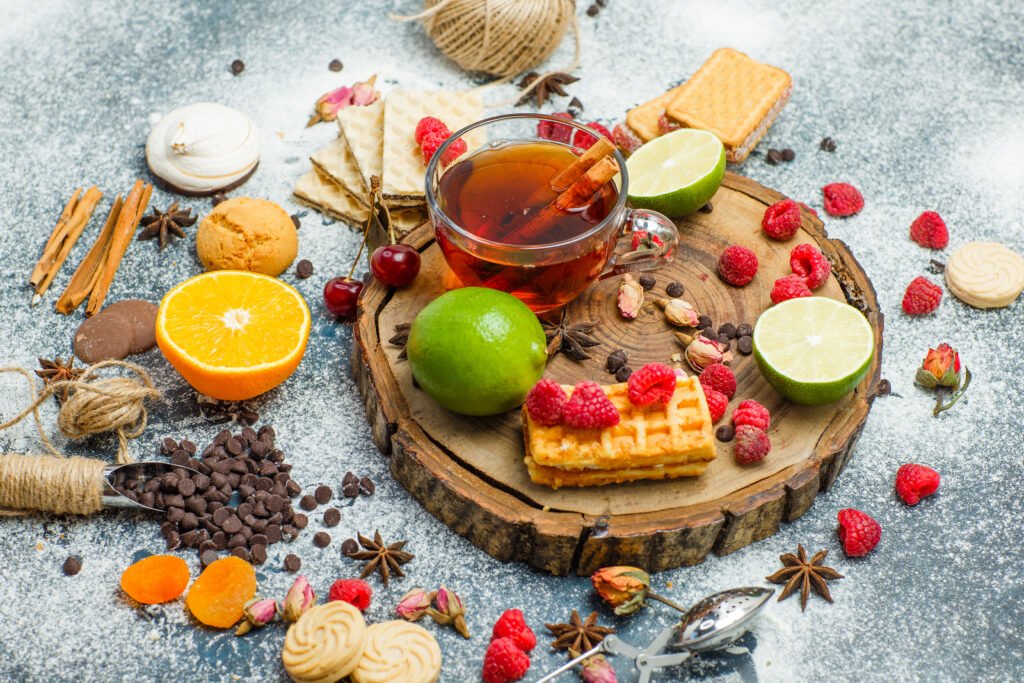 Uma apresentação criativa de sobremesas e infusões de chás com frutas cítricas, waffles e especiarias.