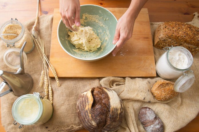 Processo de fermentação caseira com ingredientes naturais para a produção de pães artesanais.