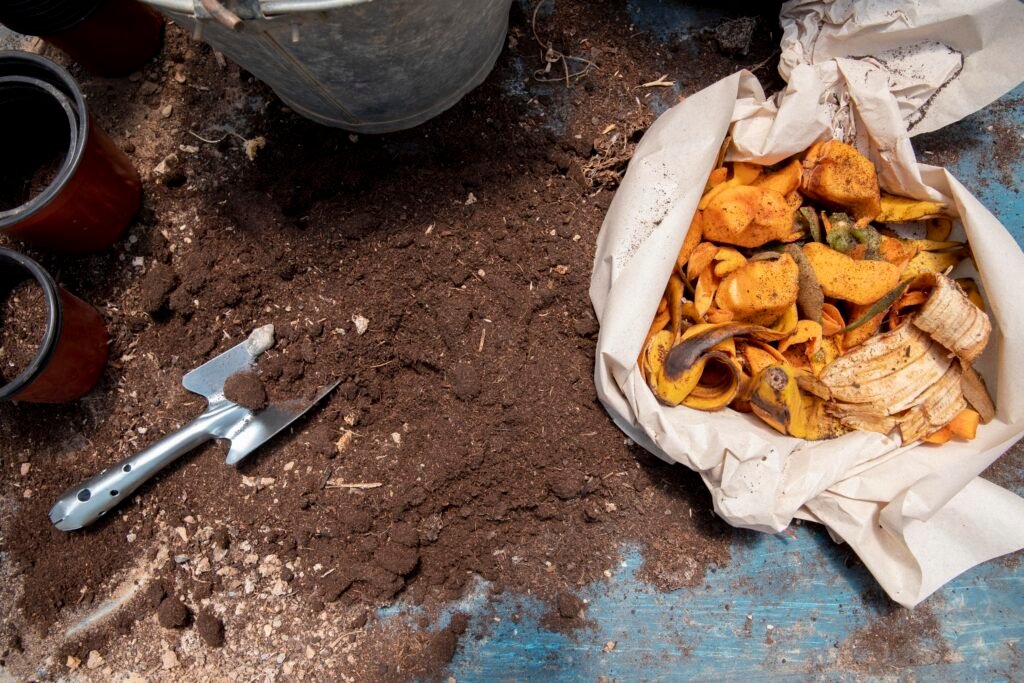 Compostagem caseira com restos de alimentos e adubo natural.