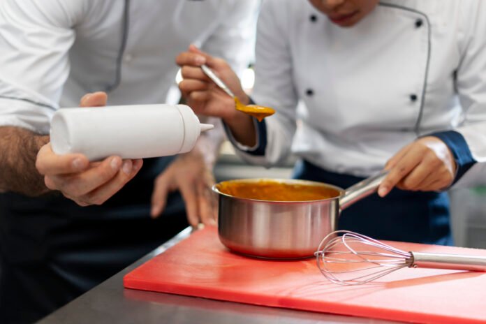 Chefs aplicando técnicas de esferificação na cozinha