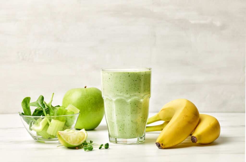 Smoothie verde detox com maçã verde, banana e espinafre, ideal para o café da manhã.