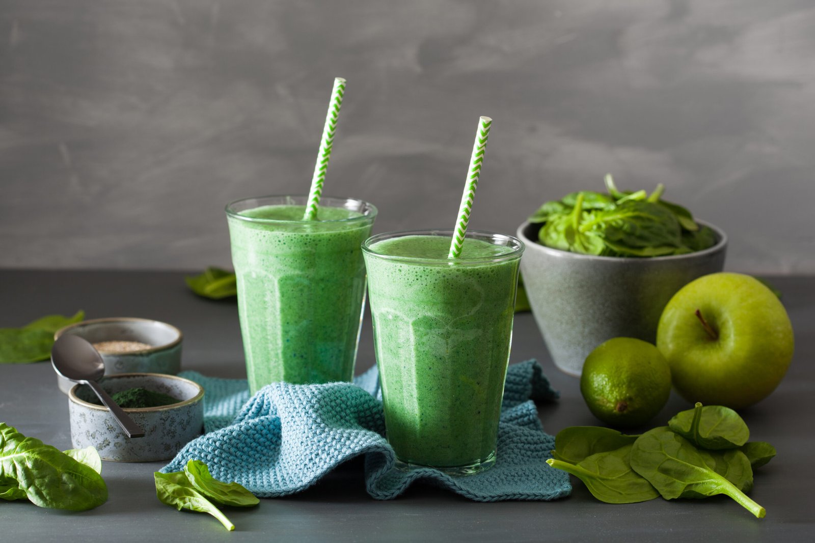 Smoothies verdes detox com ingredientes naturais como espinafre, maçã verde e limão.