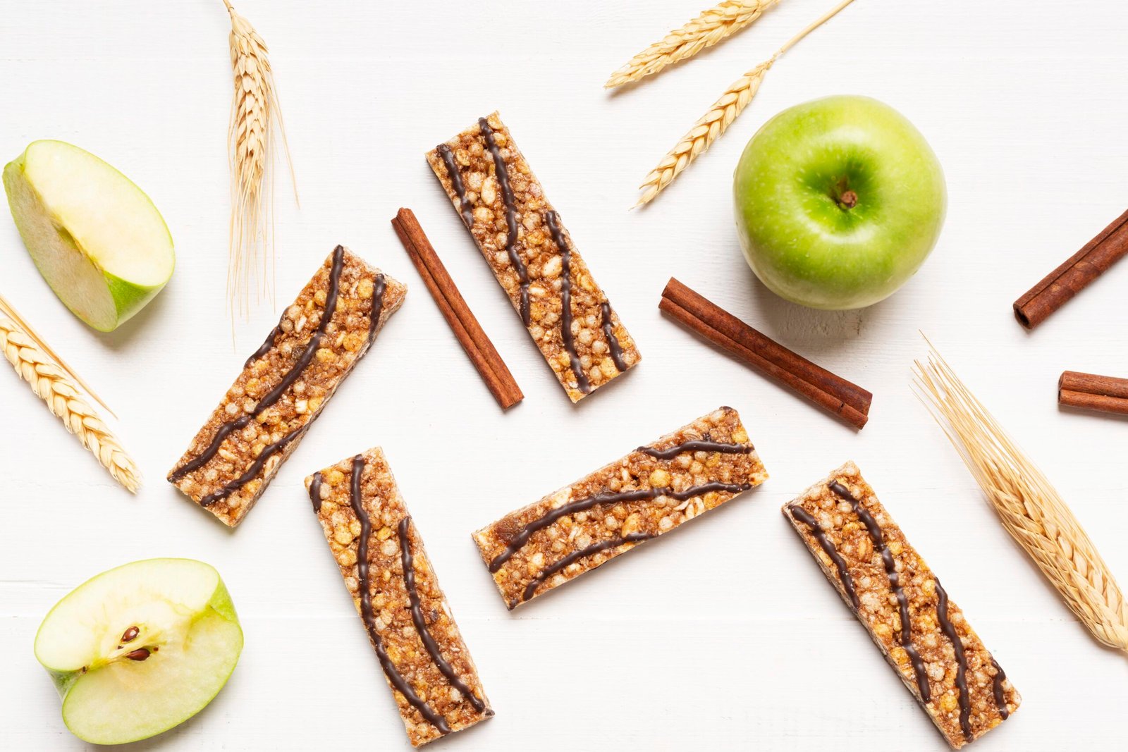 Barras de cereais saudáveis com maçã verde e canela, perfeitas para snacks funcionais.