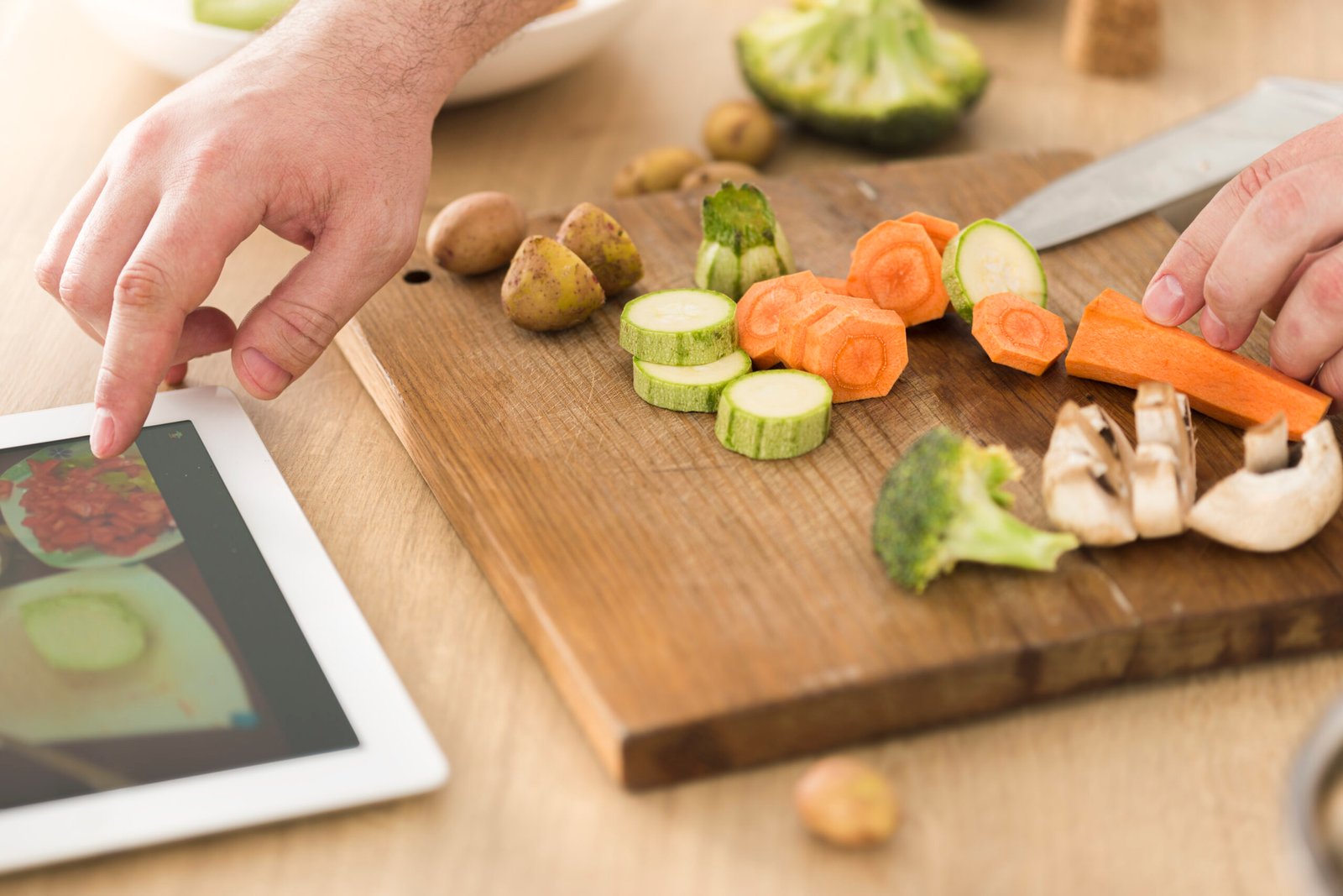 Preparação de alimentos com vegetais frescos como substituições inteligentes na cozinha.